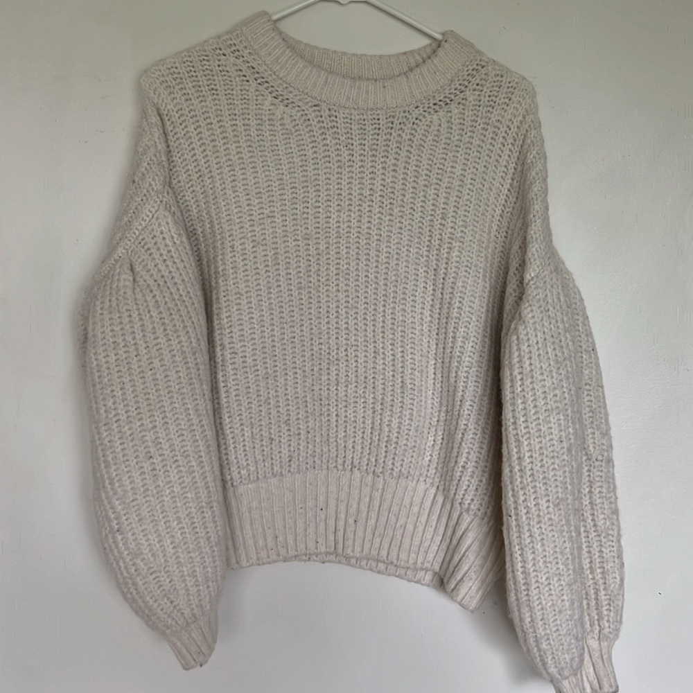 Puffy sleeve sweater
